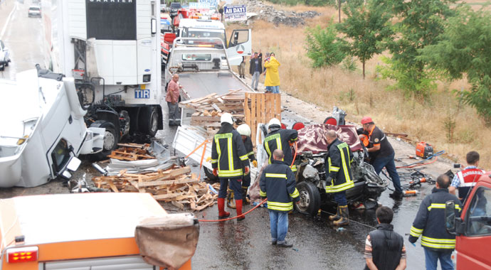 Kaza değil facia: 4 ölü, 1 yaralı