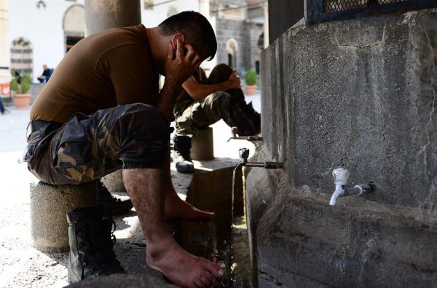 Polis, teröristlerden temizledikleri camide namaz kıldı
