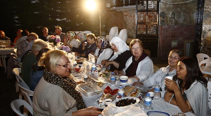 Ermeni kilisesi bahçesinde sahur