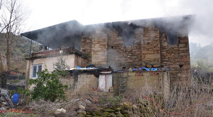 Evlerinin yanışını böyle izlediler!