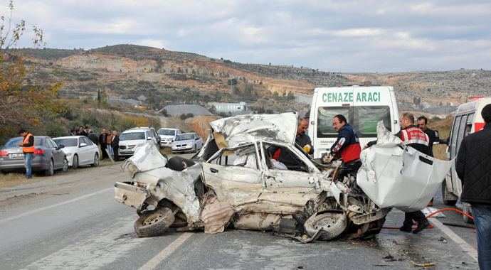 Taziyeye giden kardeşler trafik kazasında öldü