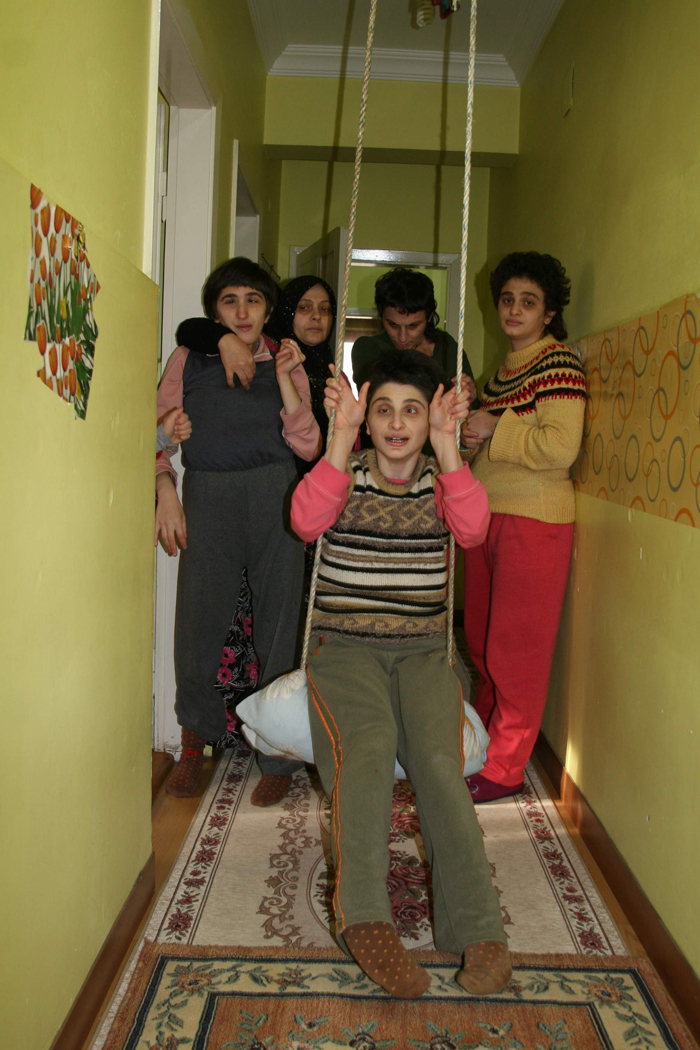 Zihinsel engelli 4 kızına bakan annenin fedakarlığı...