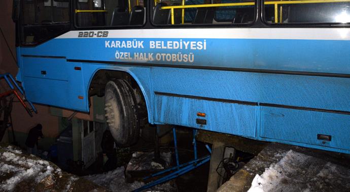 Halk otobüsü asılı kaldı, faciadan dönüldü