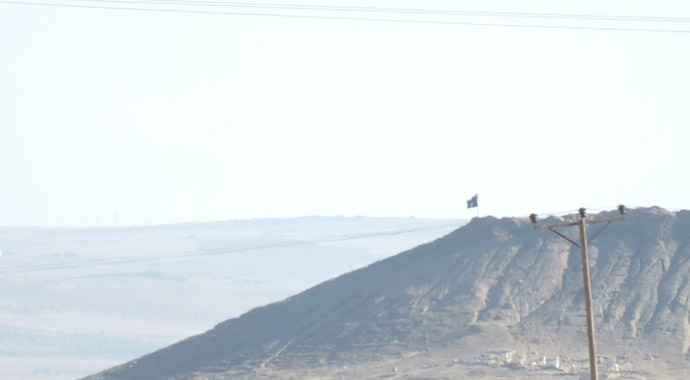 IŞİD Kobani'ye bayrak dikti