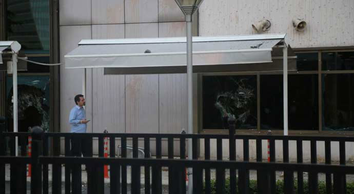 İsrail Başkonsolosluğu'na girmeye çalıştılar
