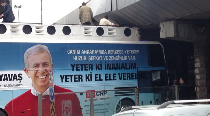 CHP otobüsü köprü altında böyle sıkıştı