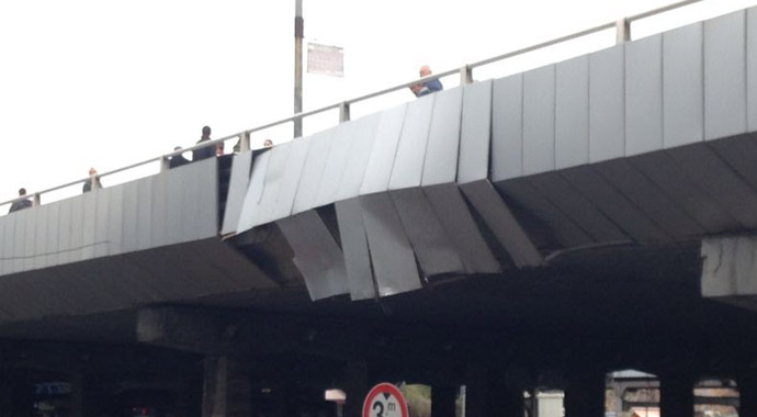CHP otobüsü köprü altında böyle sıkıştı
