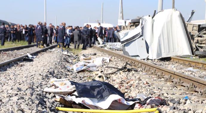 Mersin'deki tren kazasında 9 kişi öldü - işte ilk görüntüler