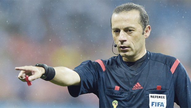 Cüneyt Çakır'a kötü haber! 'En iyi hakem' unvanını kaybetti