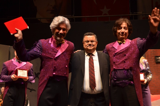 Nejat Uygur için sahne aldılar!