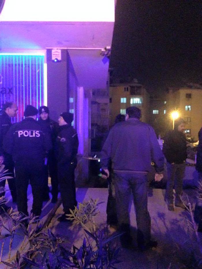 Bileklerini kesip kanıyla kapıya not yazdı: Ölümümden...