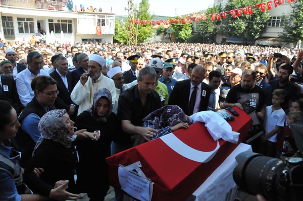 Şehit tabutunda yürek yakan detay!