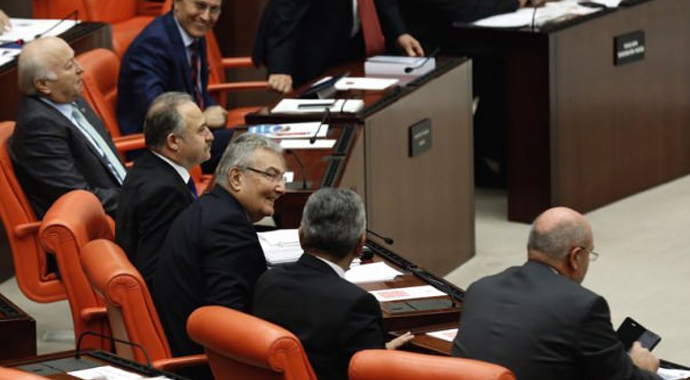 Deniz Baykal 1677 gün sonra o koltukta