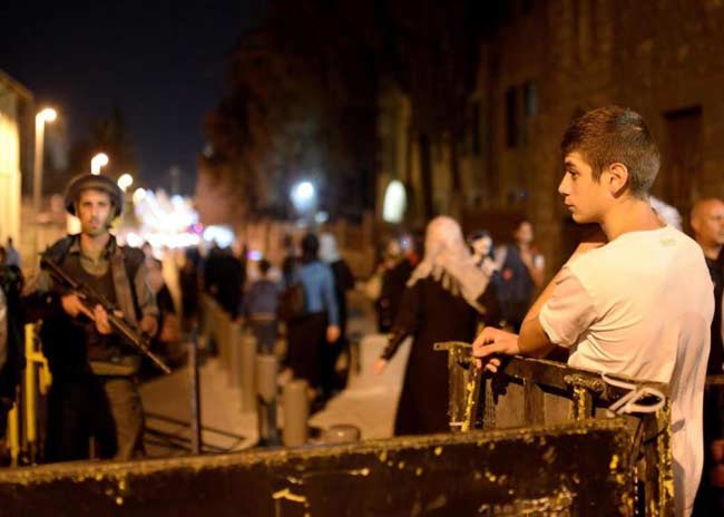 Binlerce Filistinli Kudüs'e yürüdü, sokaklarda teravih kıldı