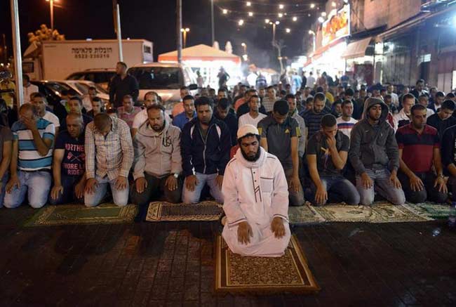 Binlerce Filistinli Kudüs'e yürüdü, sokaklarda teravih kıldı