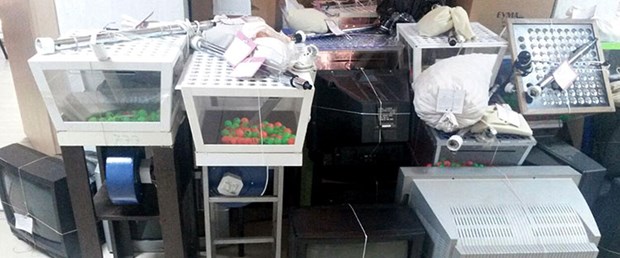 Baskın düzenleyen polis, kumarı 