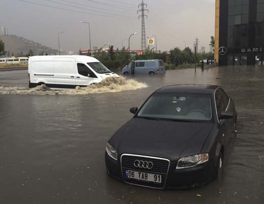Ankara'da sağanak yağış hayatı felç etti