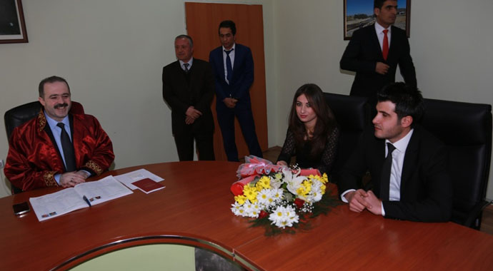 Dünyaevine kelepçeli girdiler