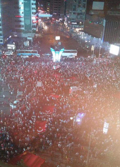 Teröre tepki gösterileri büyüyor! HDP Genel Merkezi'ne saldırı