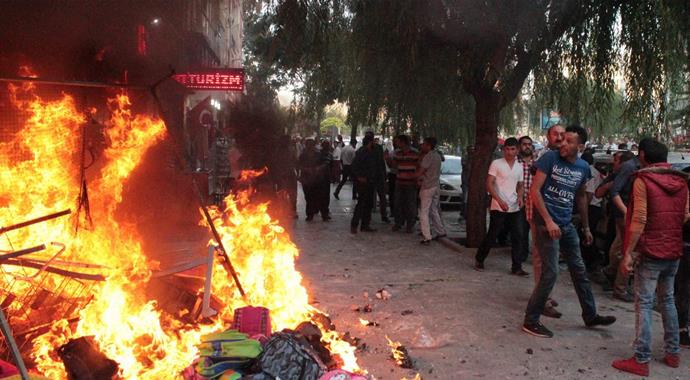 Kırşehir'deki teröre lanet yürüyüşünde 4 iş yeri yakıldı