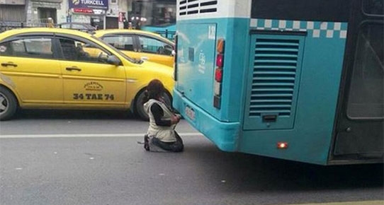 'Egzoz dumanı' ile ısınan kız bakın nerede bulundu