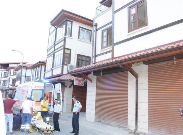 Otelin balkonundan yere çakıldı...