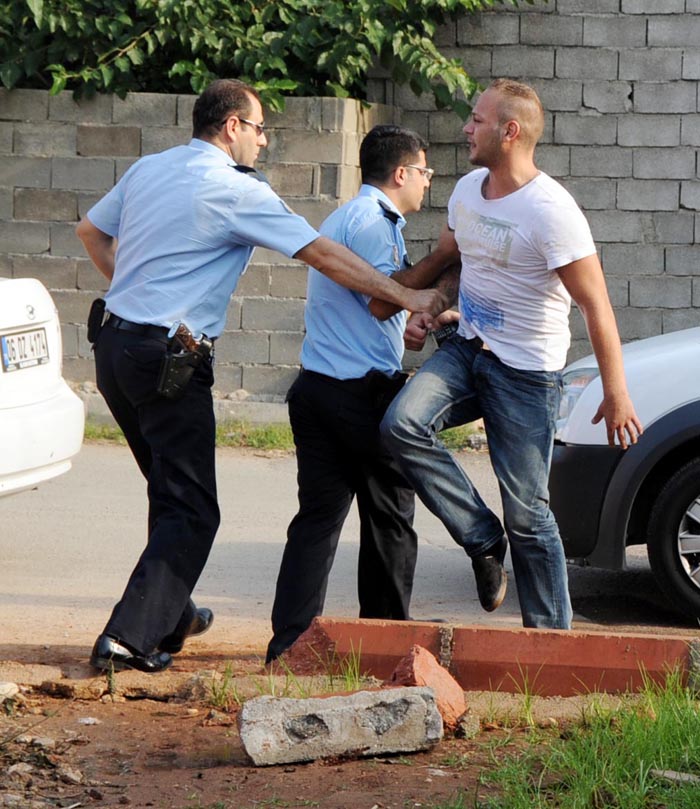 Uyuşturucu almaya giden baba ve oğlu gasp ettiler!