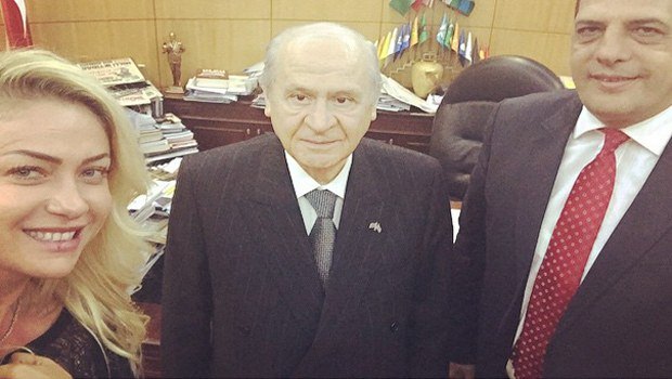 Şehit cenazesinde selfie çeken MHP'liye büyük tepki