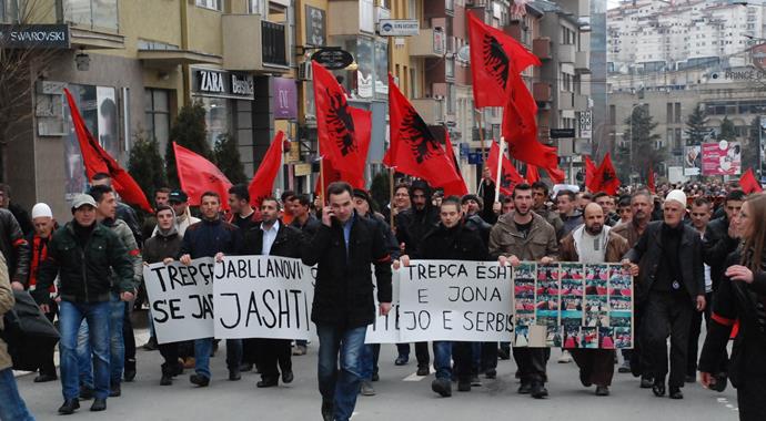 Kosova'da Başbakanlık binasına saldırdılar