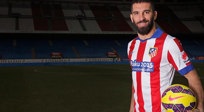 Arda Turan forma tanıtımı için kamera karşısında