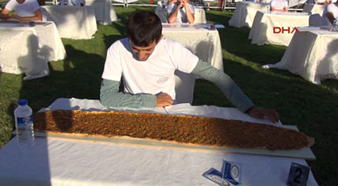 Dev lahmacunu 5 dakikada yedi