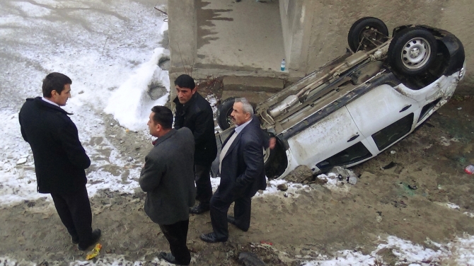 Hakkari'de kazaya giden ekibe taşlı saldırı
