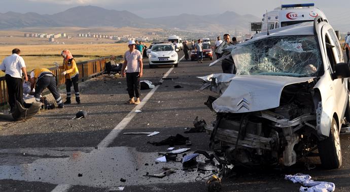 Erzurum'da korkunç kaza: 2 ölü, 5 ağır yaralı