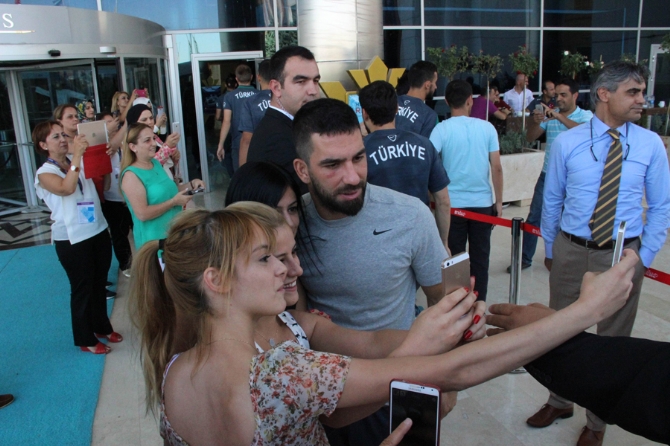 Cuma namazına giden milli takıma yoğun ilgi