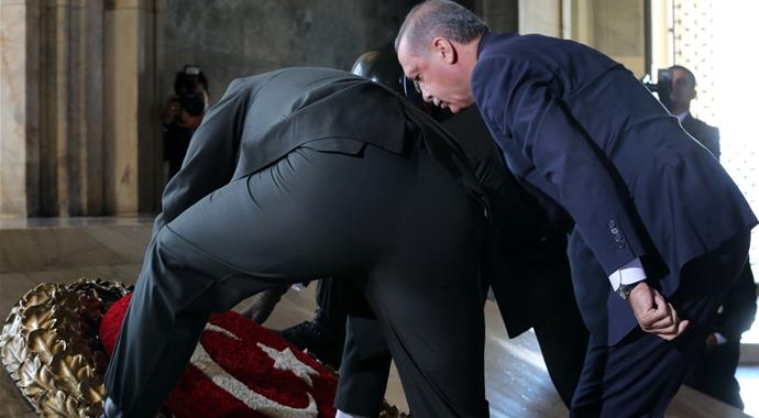 Erdoğan ilk kez Cumhurbaşkanı sıfatıyla Zafer Bayramı'nda Anıtkabir'de