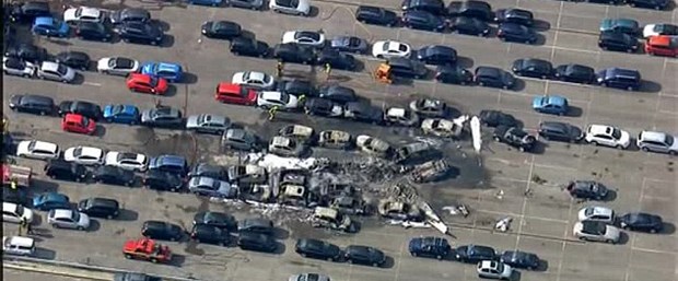 Araba pazarına uçak düştü: 4 ölü