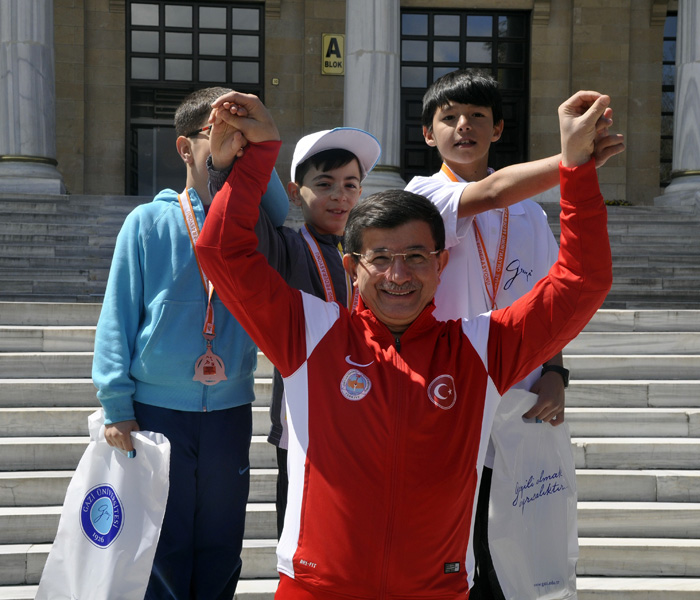 Başbakan Davutoğlu'nu hiç böyle görmediniz!
