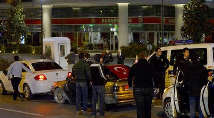 Liverpool takımına 03.00'te taraftar şoku! Ötelin önünü basıp...
