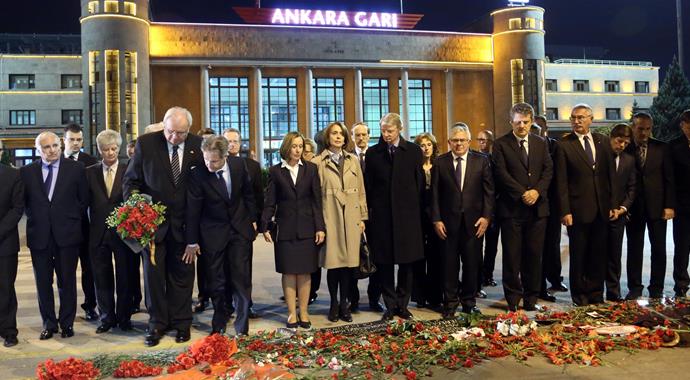 27 ülkeden 97 karanfil