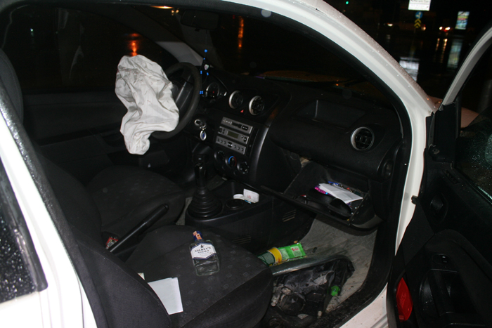 Alkollü sürücü polis otosuna çarptı, 3 polis yaralandı