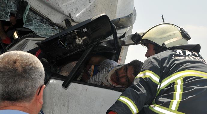 Adana'da tır kamyona çarptı: 3 yaralı