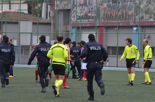 Maçta futbolcu arkadaşına vurdular diye hakeme saldırdı!