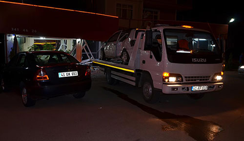 Alkollü sürücü lokantaya sürdü: 2 yaralı