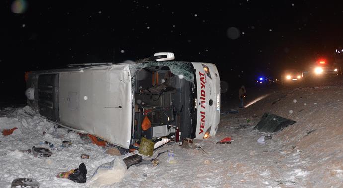 Yolcu otobüsü karlı yolda yuvarlandı, 1 ölü 38 de yaralı var