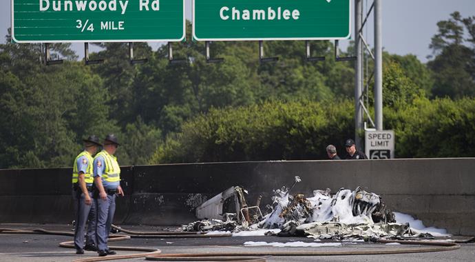 ABD'de otoyola uçak düştü: 4 ölü