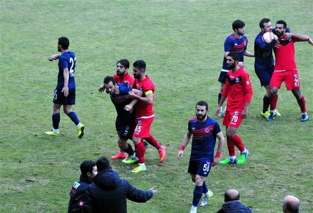 Asker selamı veren futbolcuya dayak!