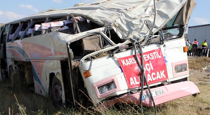 Kayseri'de otobüs devrildi: 33 işçi yaralı