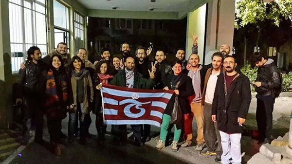 Bedeni bayrakla örtülü bordo-mavi yumruk...