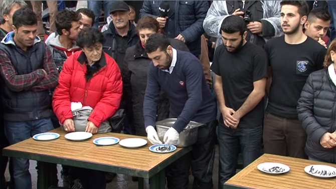 Tatil için çiğ hamsi yediler