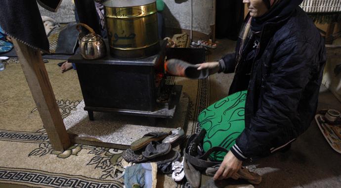 Isınmak için çocuklarının elbiselerini yaktılar